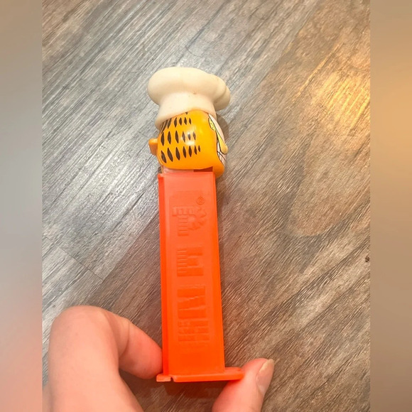 Pez Dispenser - GARFIELD - GARFIELD IN CHEF'S HAT - Picture 3 of 5